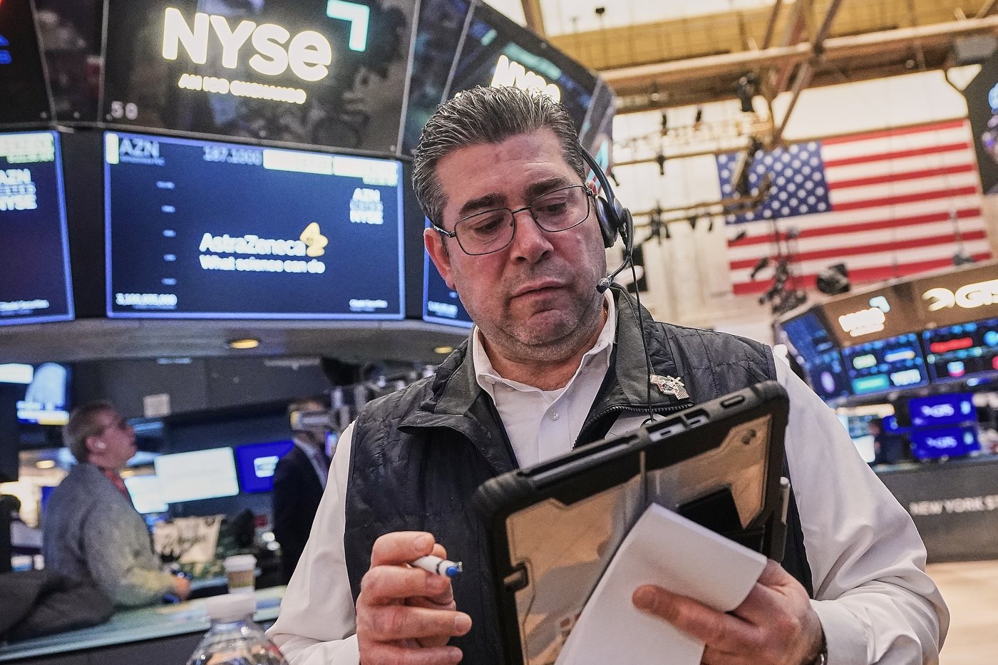 Wall Street loses ground under pressure from rising oil prices