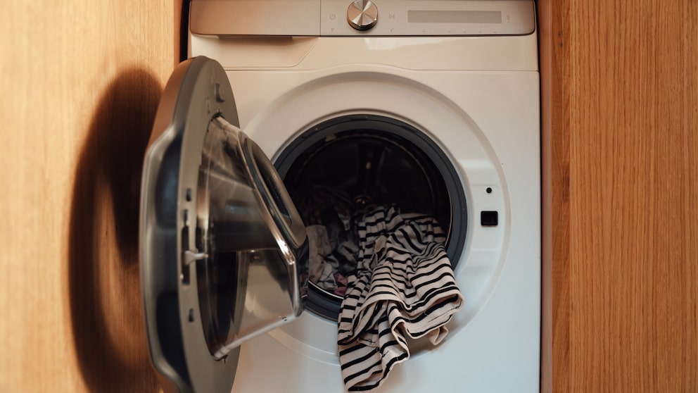 Should you leave the washing machine door open after a wash cycle?