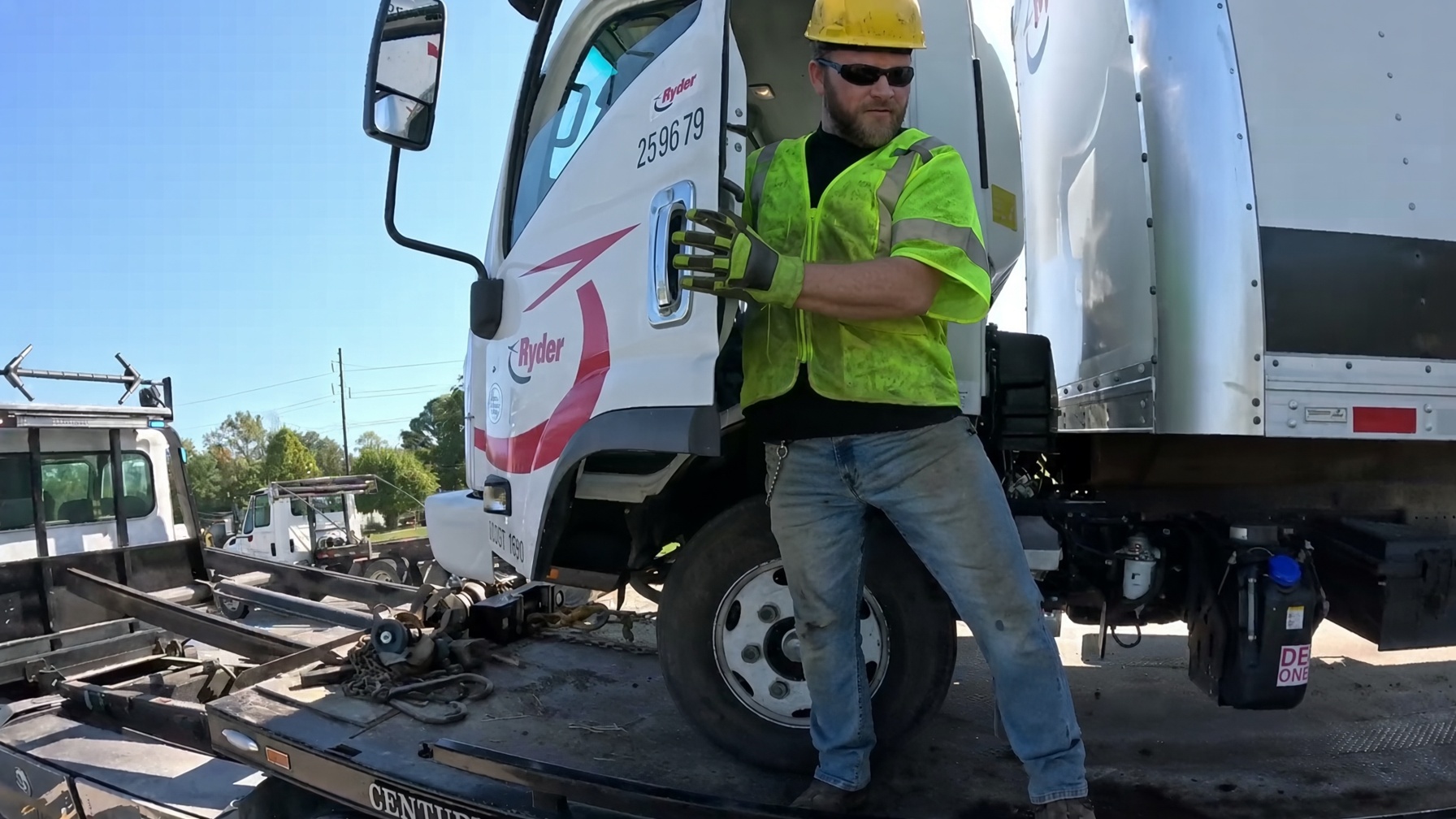 Dangerous towing operation blocks a busy intersection twice
