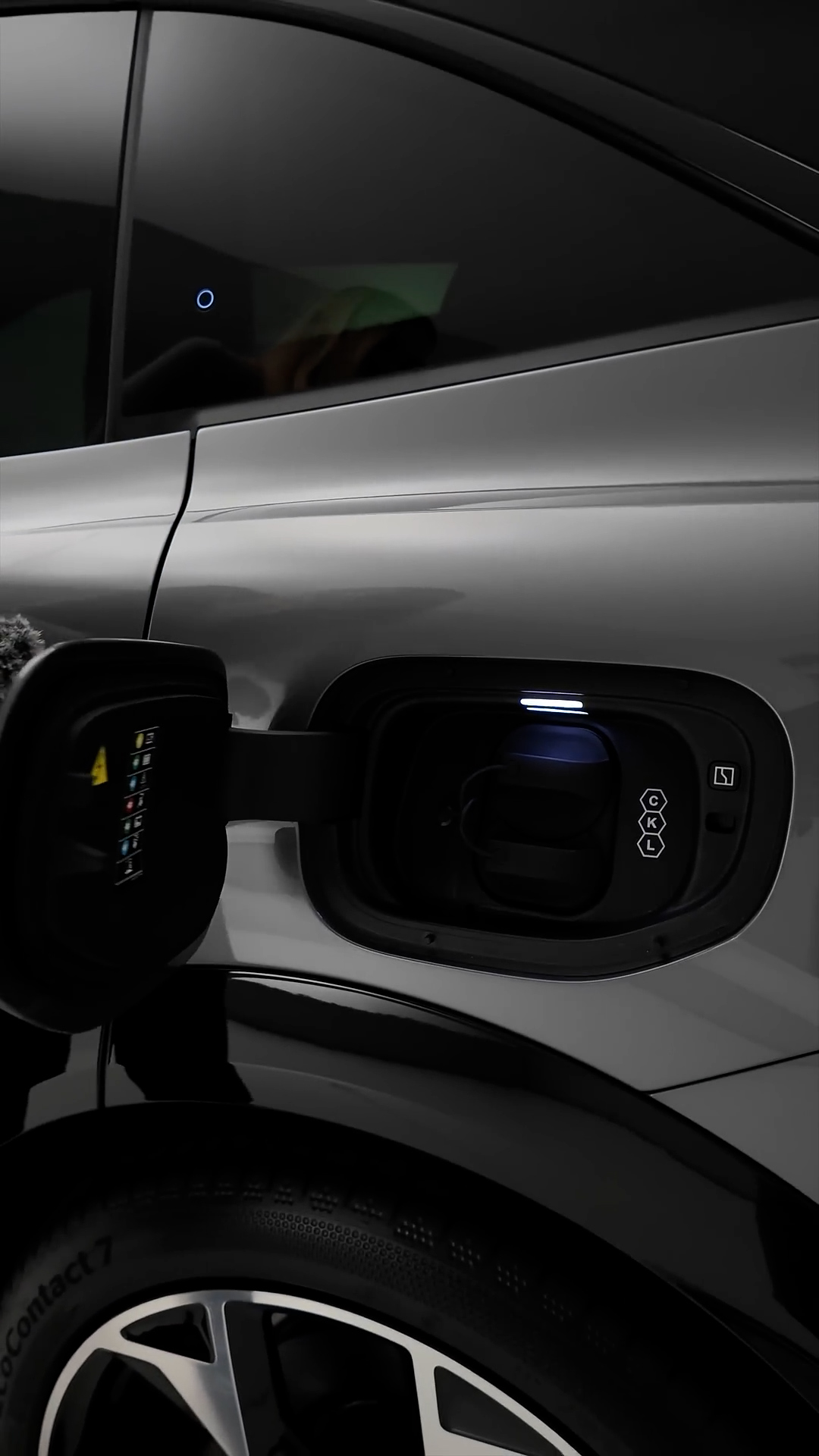 Zeekr 7X makes charging easier with an automatic charging port cover