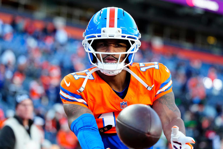 Jaylen Waddle totals four receptions in Week 7