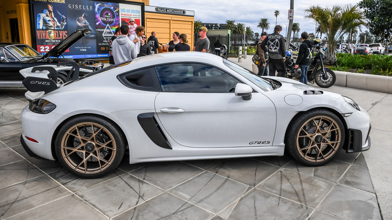 Hundreds of Porsches have wheels that could randomly fall off