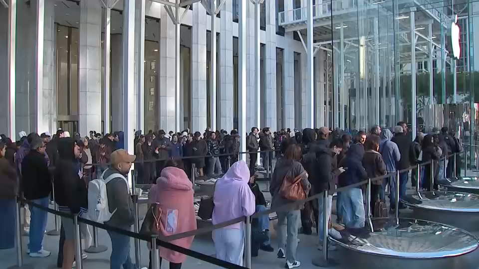 Lines wrap around Apple flagship store on Fifth Avenue for new iPhone ...