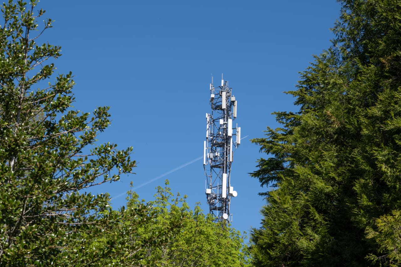 SpaceX mobile wireless ambition sends Crown Castle stock soaring