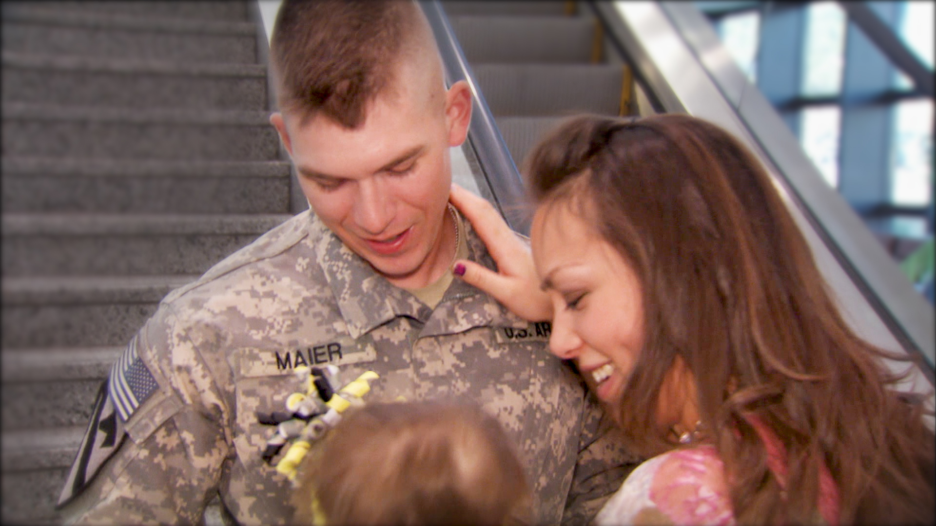 Soldier surprises mom in emotional homecoming | Coming home