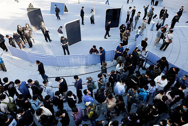 Apple fans queue worldwide as iPhone duo goes on sale