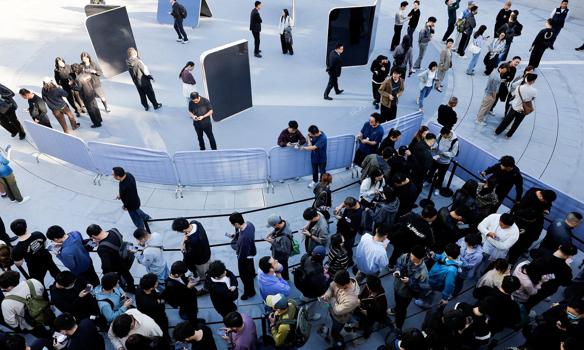 Apple fans queue worldwide as iPhone duo goes on sale