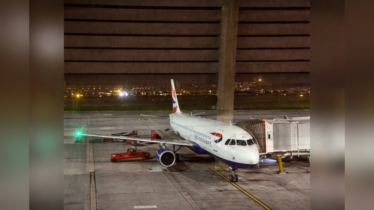 British Airways A320 night flight from Bilbao to London Heathrow