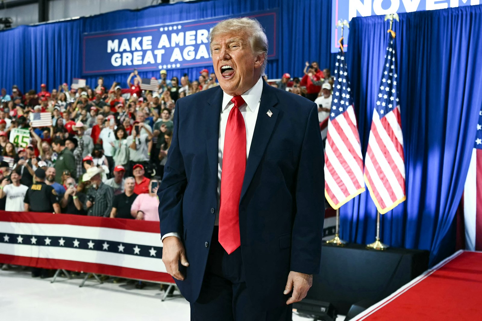 Trump repeatedly short-circuits during rally speech