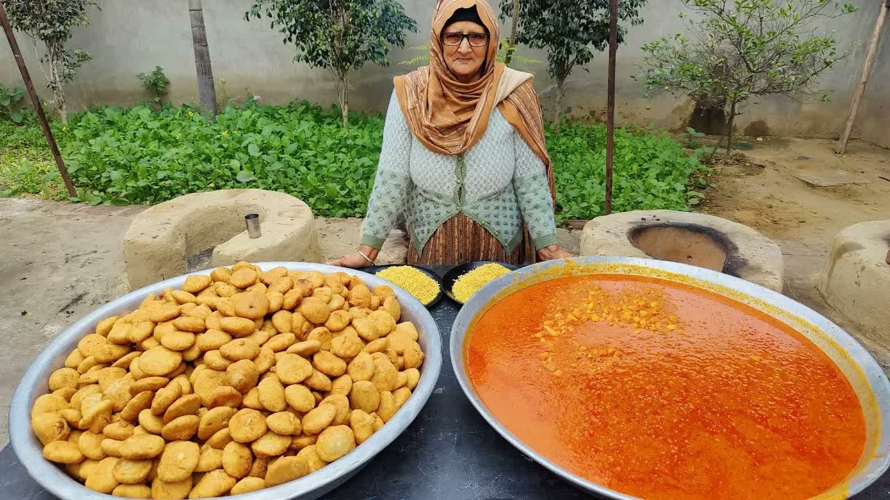 Village granny prepares 1,000 crispy moong dal kachoris in a large ...