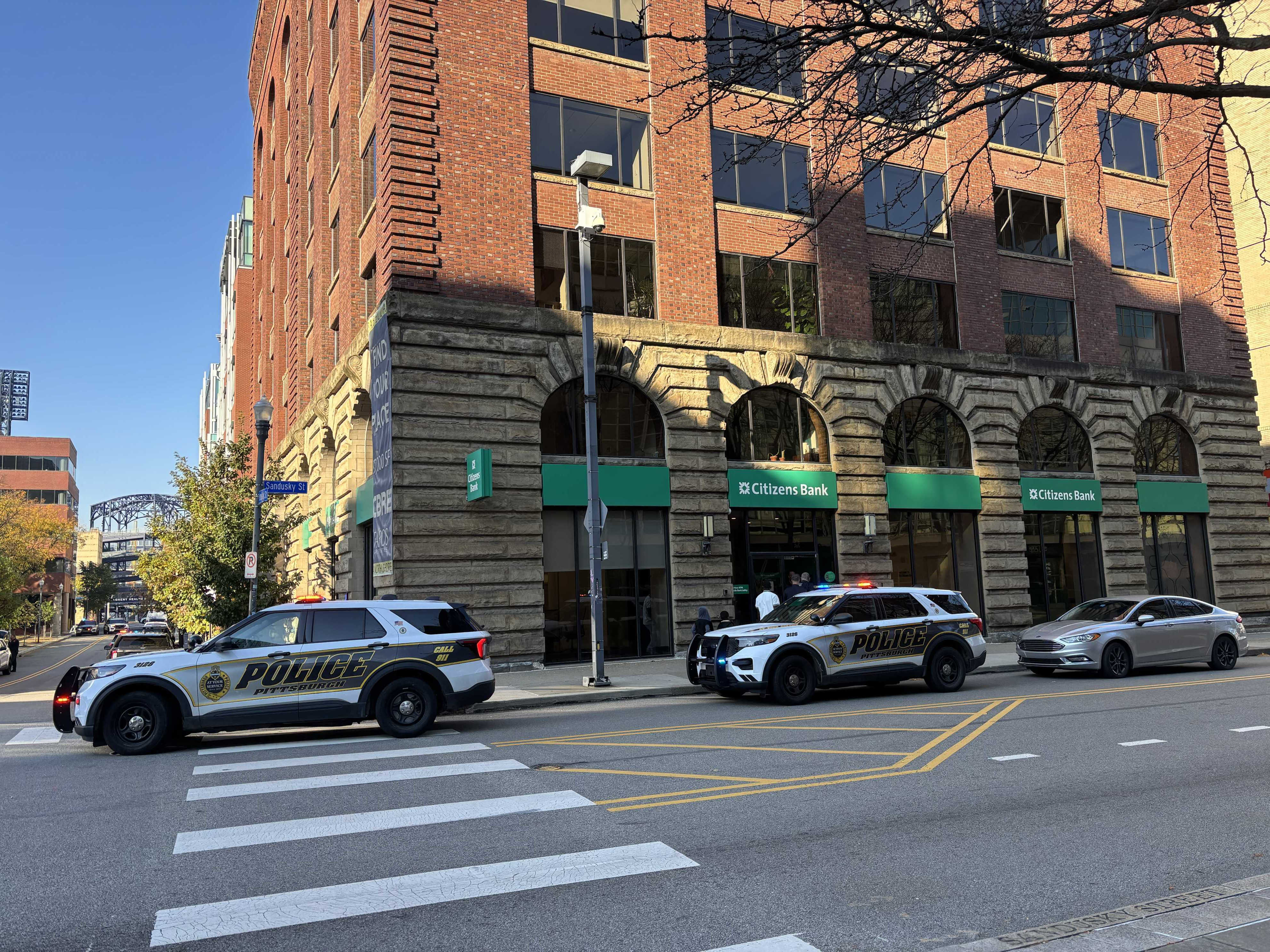 Pittsburgh police surround bank after masked man with gun demands cash