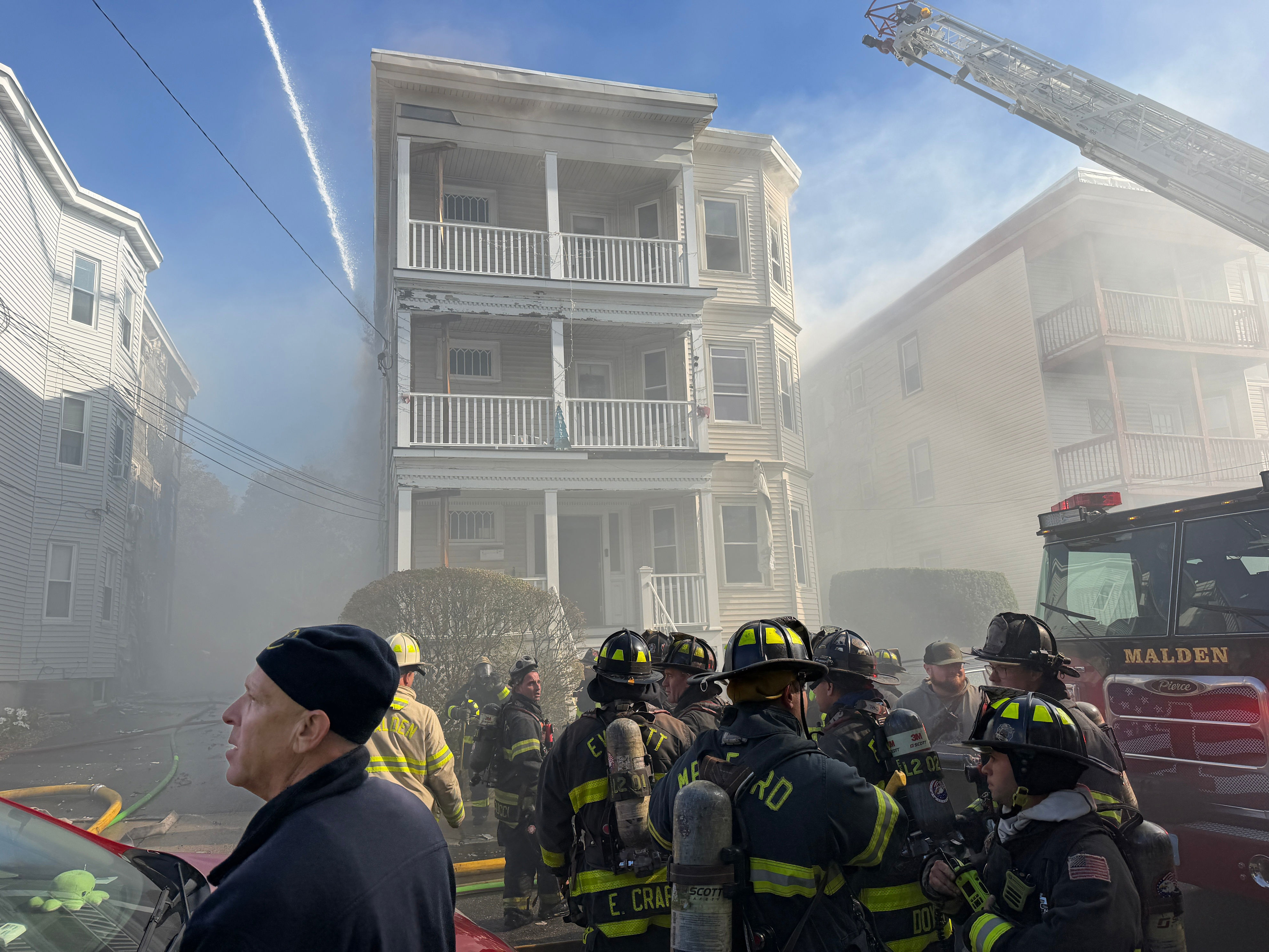 Bomberos combaten un incendio en Malden