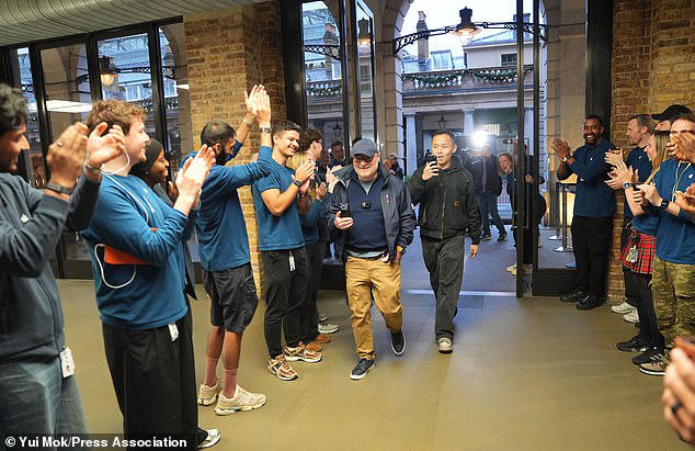 iPhone duo goes on sale around the world: Huge queues form outside ...