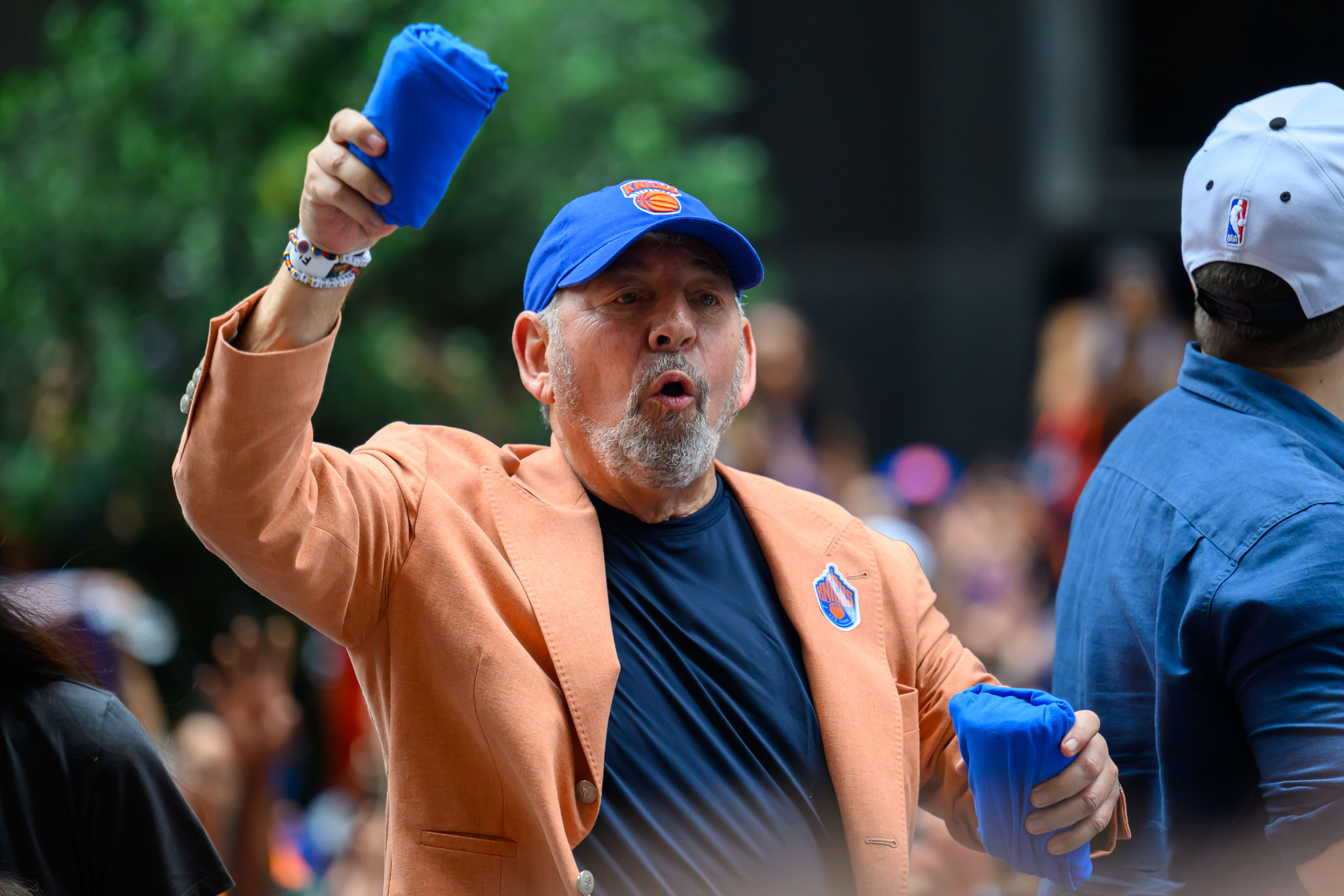 Knicks coaches handed empty ring boxes at championship ceremony