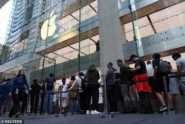 Apple fans queue worldwide as iPhone duo goes on sale