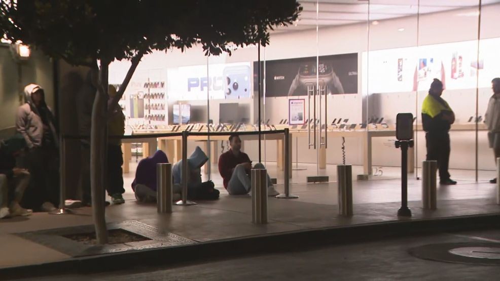 Apple Store lines return in Las Vegas for foldable iPhone Duo