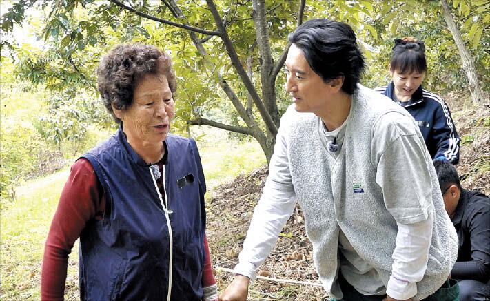 Mother’s spring day: Grandmother-grandson mutual support