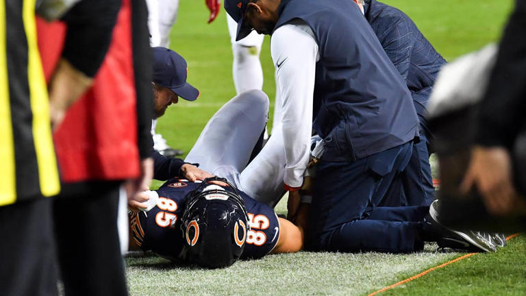 Cole Kmet injury update: Latest news on Bears' TE after leaving game vs ...