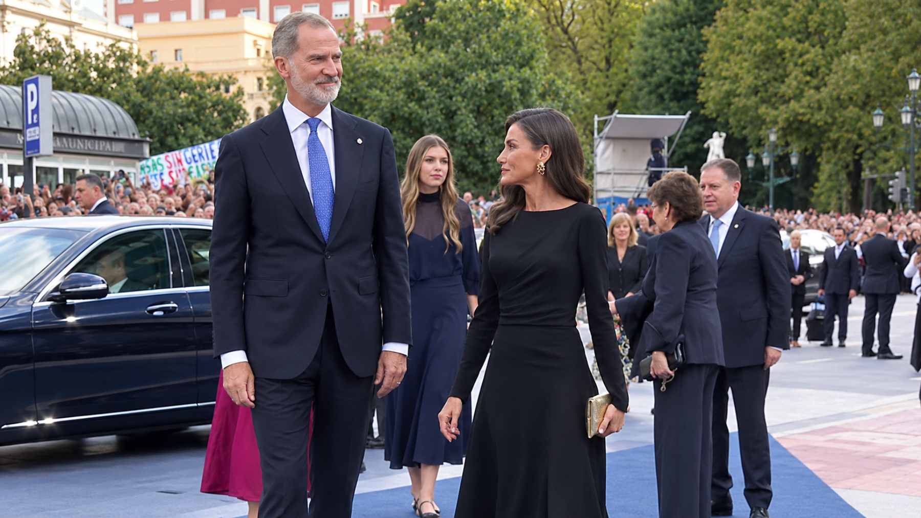 La reina Letizia reinventa el vestido negro de Coco Chanel en los ...