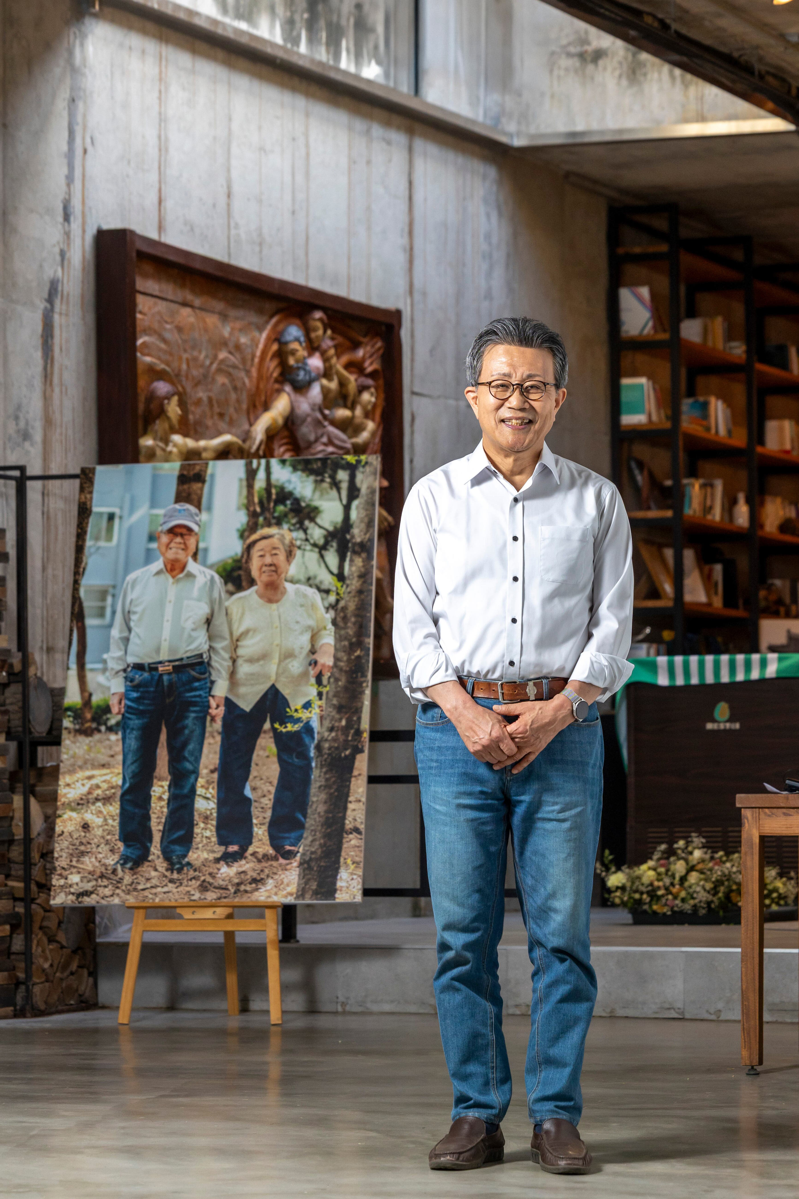 Pastor Song's father's funeral omits tradition