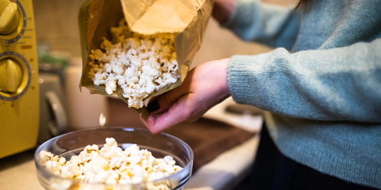 Why you should always shake your popcorn bag before putting it in the ...