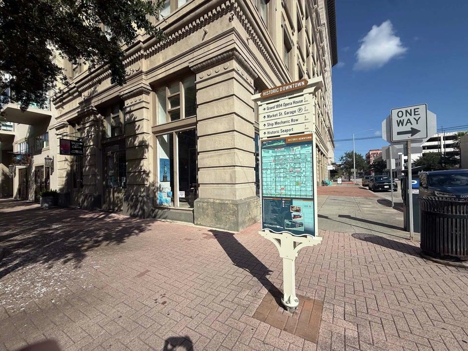 Island residents have big fun roasting Galveston's new signs