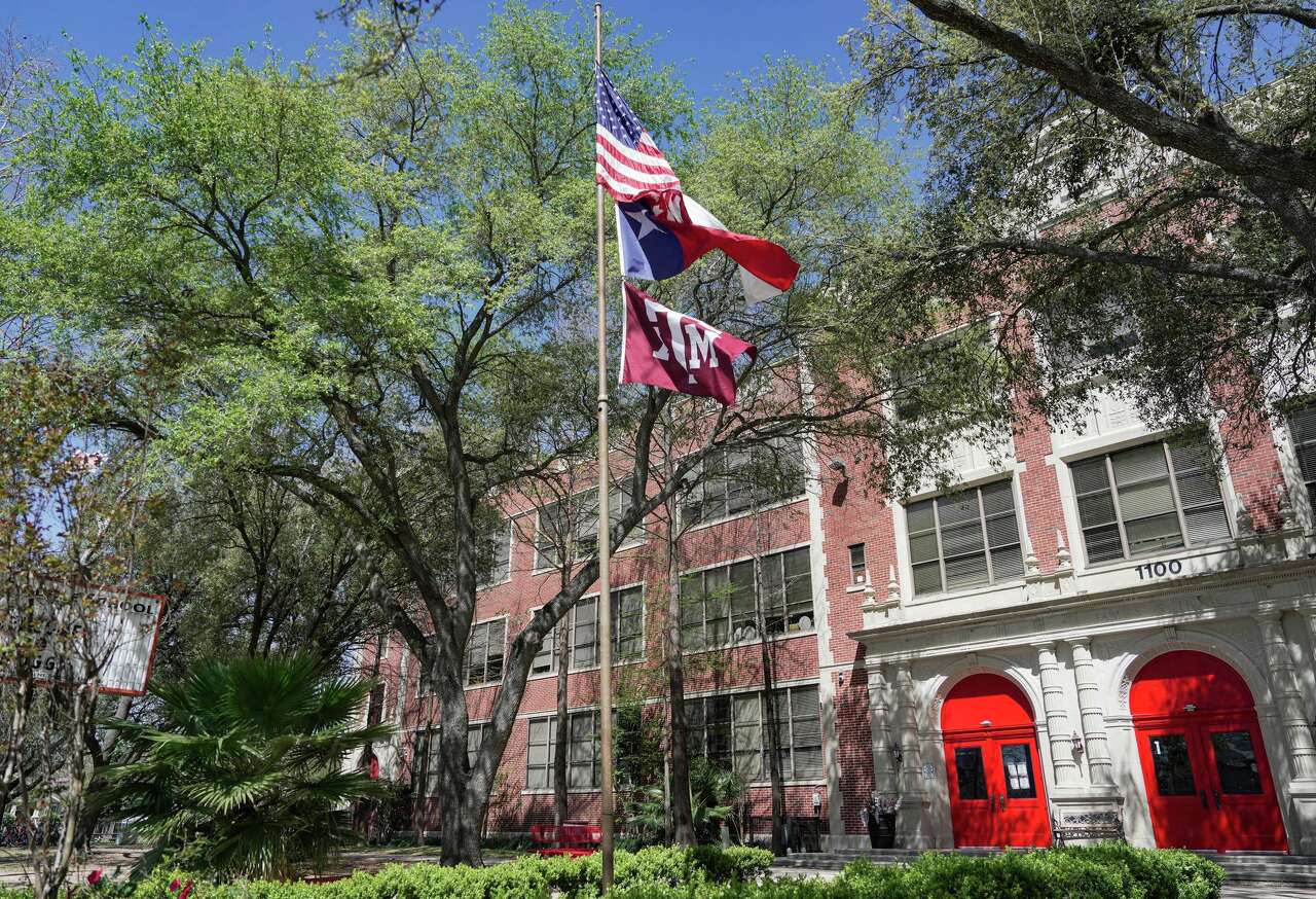 Hogg Middle School student in custody after report of gun on campus, Houston ISD police say
