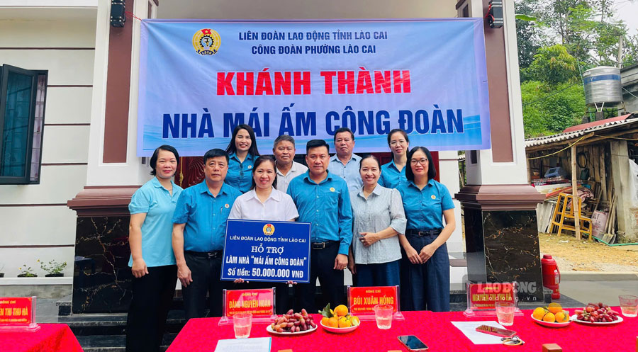 Trao 50 triệu đồng giúp nữ đoàn viên mắc ung thư xây mái ấm Công đoàn