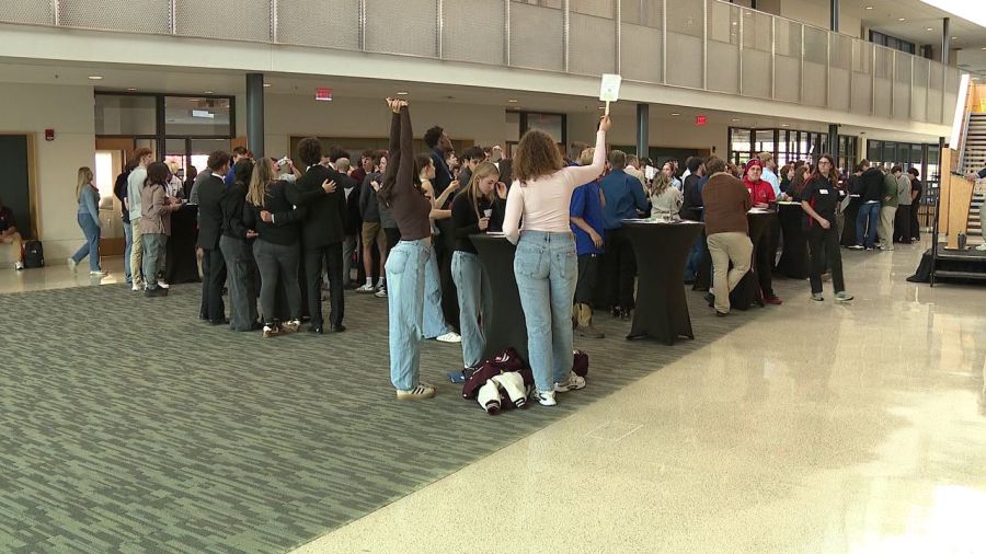 YSU hosts fast-paced stock exchange competition