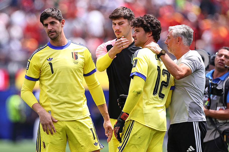 Chelsea reveal recovery timeline for Emiliano Martinez following ...