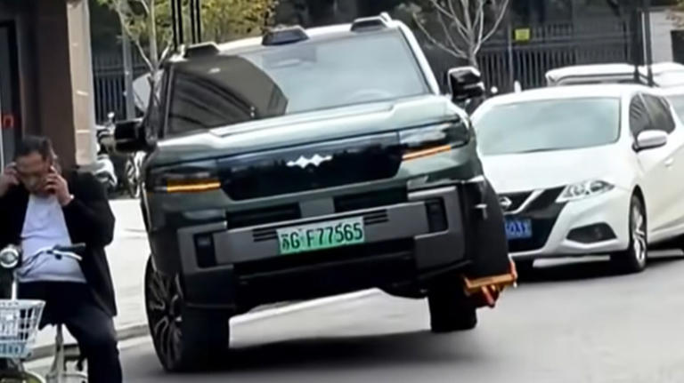 Watch this BYD hit the three-wheeled motion to avoid a parking boot