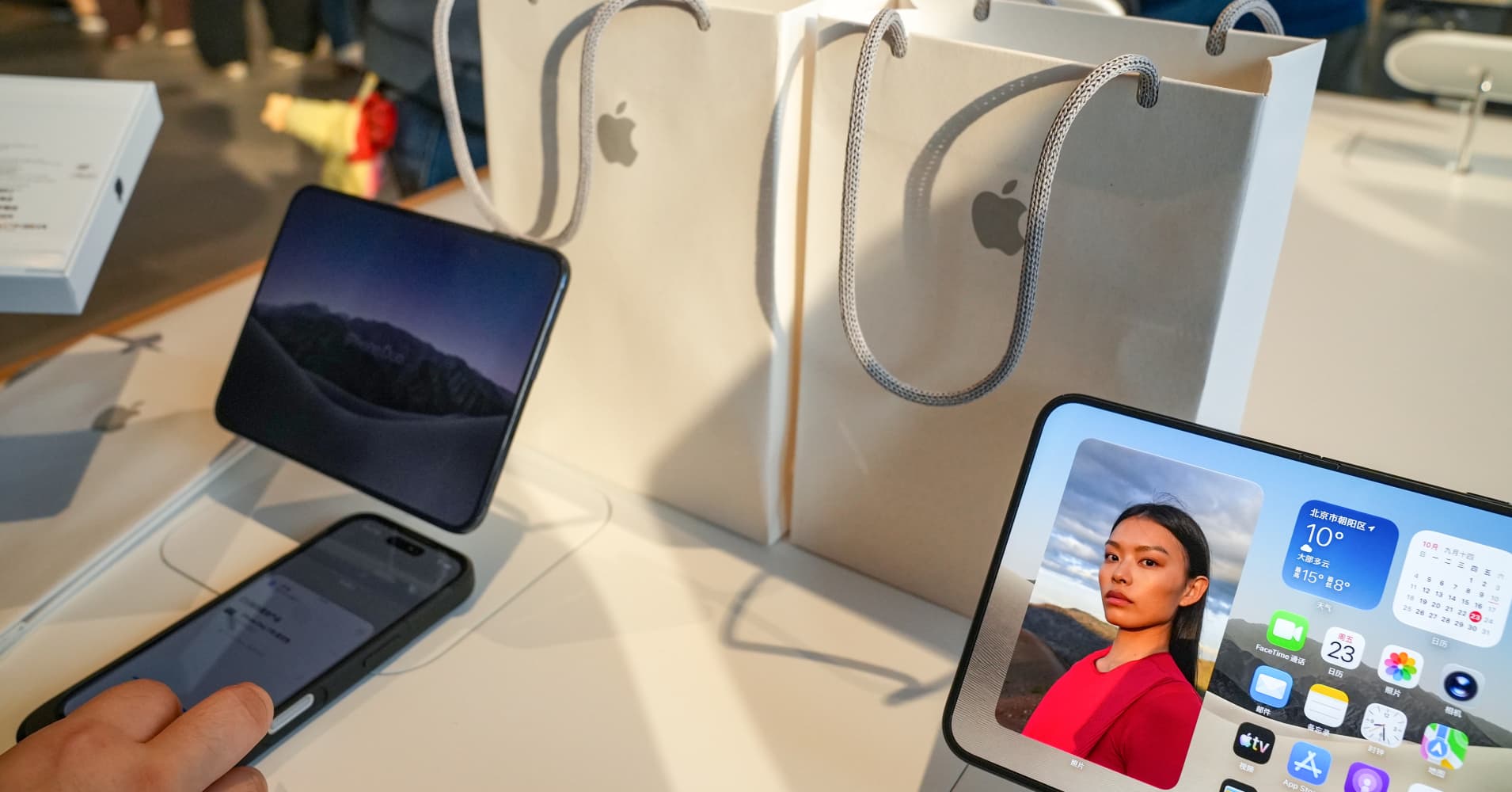 Inside the Beijing Gray Market: Why Scalpers Are Paying Hundreds Over Retail for the New Apple iPhone Duo