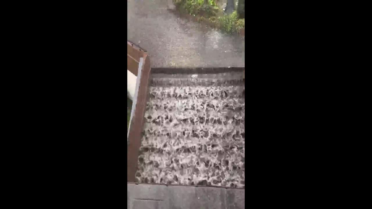Ecuador: Flash flooding and hail hit streets of Quito
