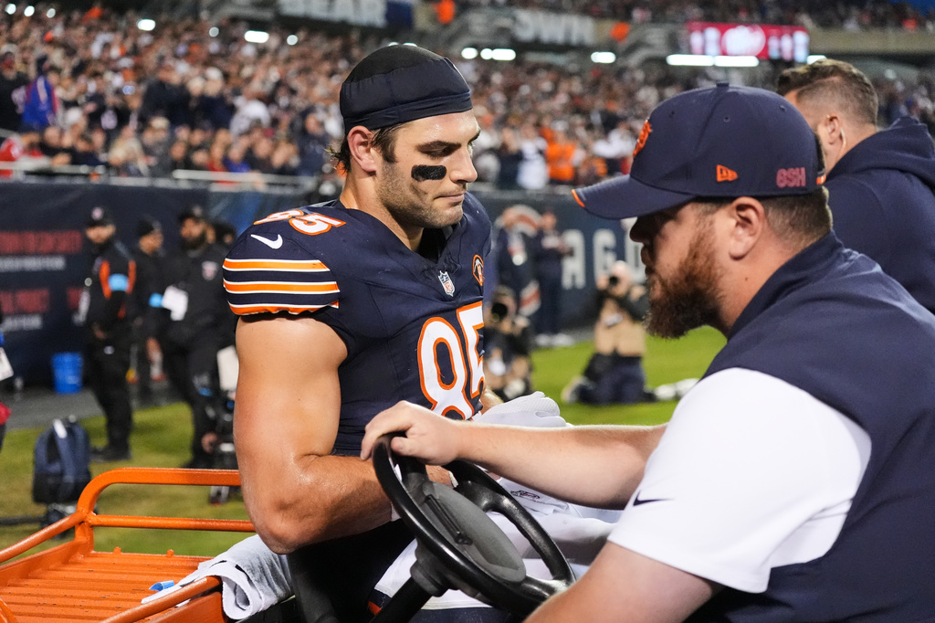 Cole Kmet sidelined by season-ending knee injury, testing tight end ...
