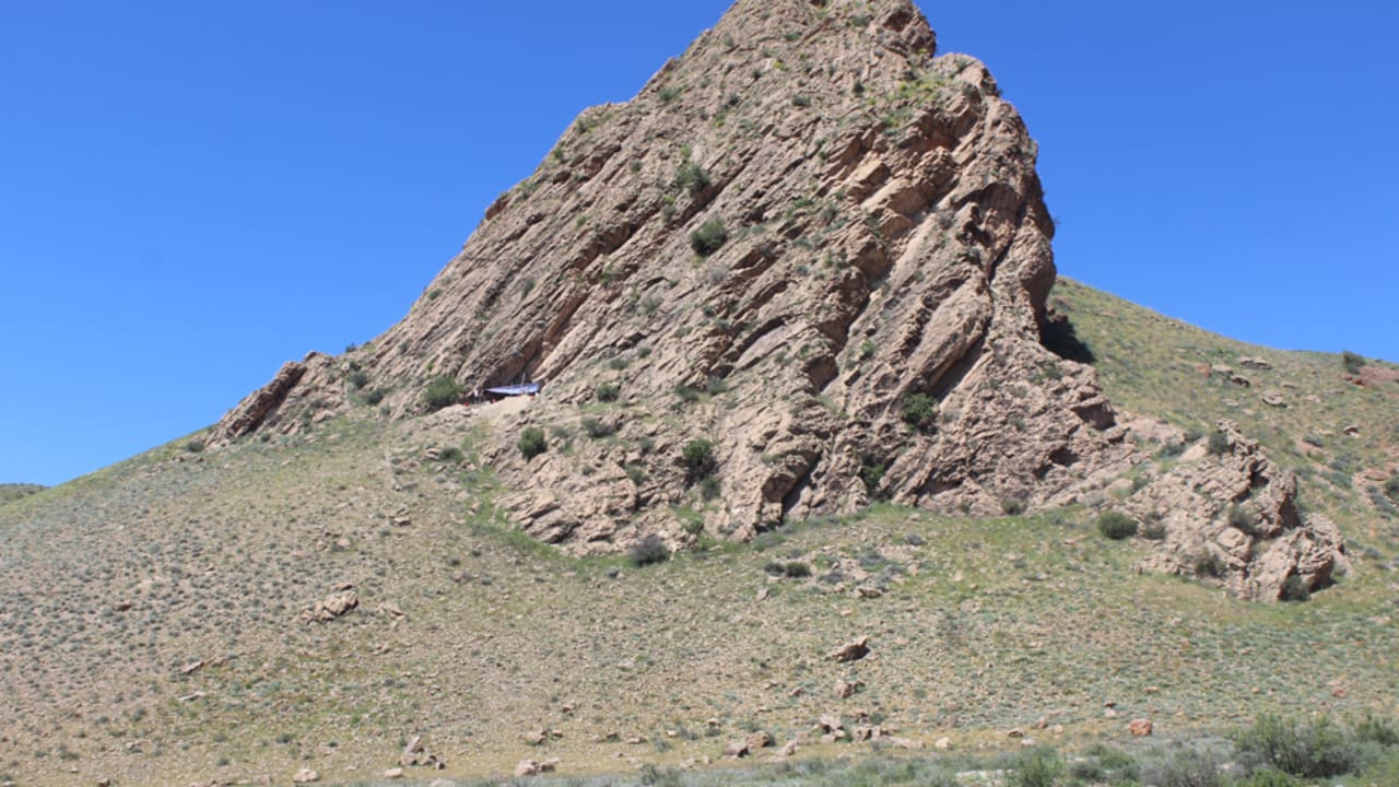 Prehistoric hunter-gatherers stayed connected across 200 kilometers ...