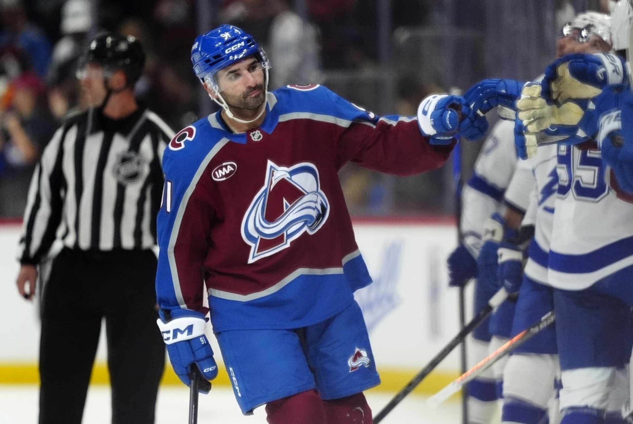 Nathan MacKinnon's 4-point night powers Avs past Lightning