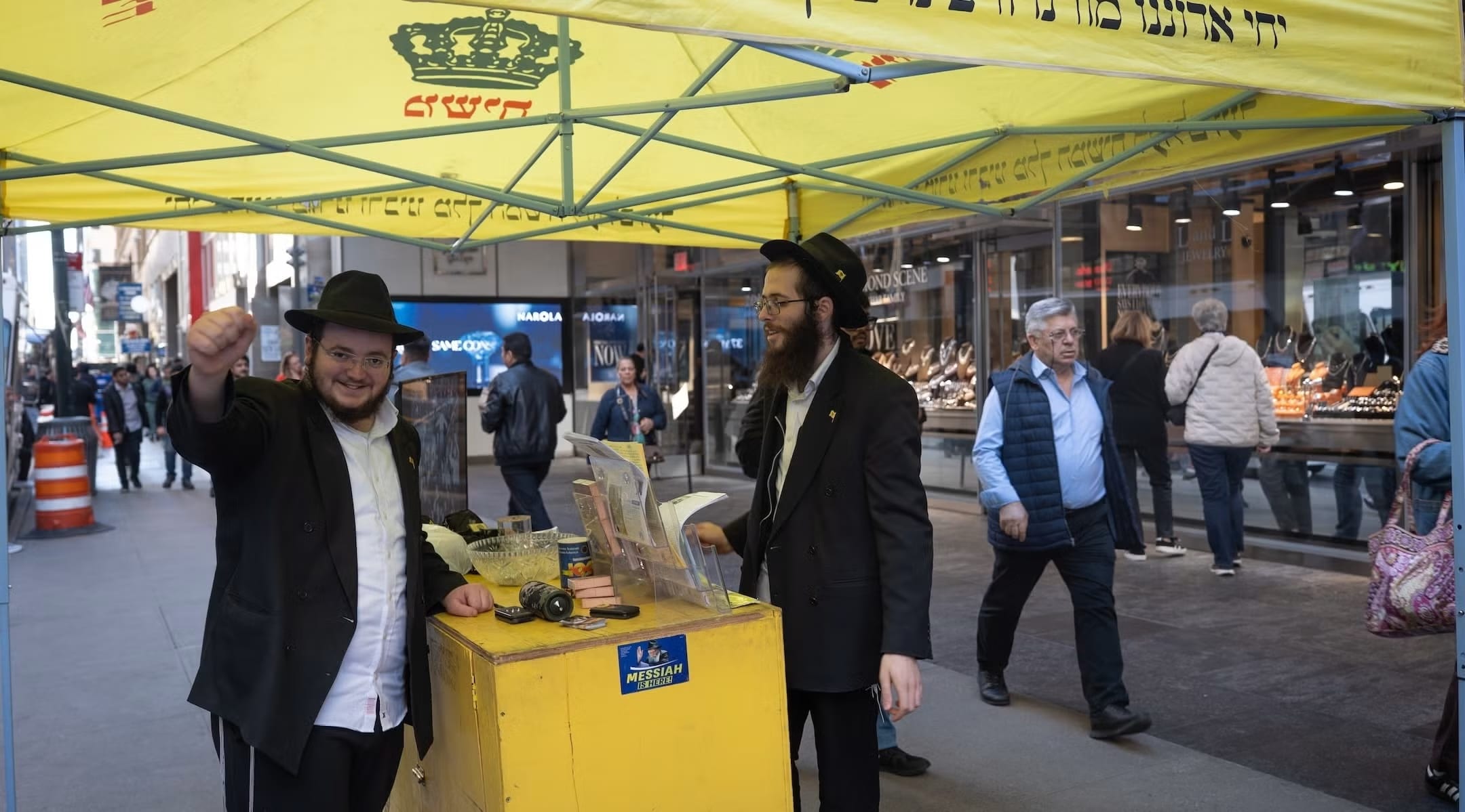 Less than a day after stabbing attack, Chabad man returns to wrapping ...