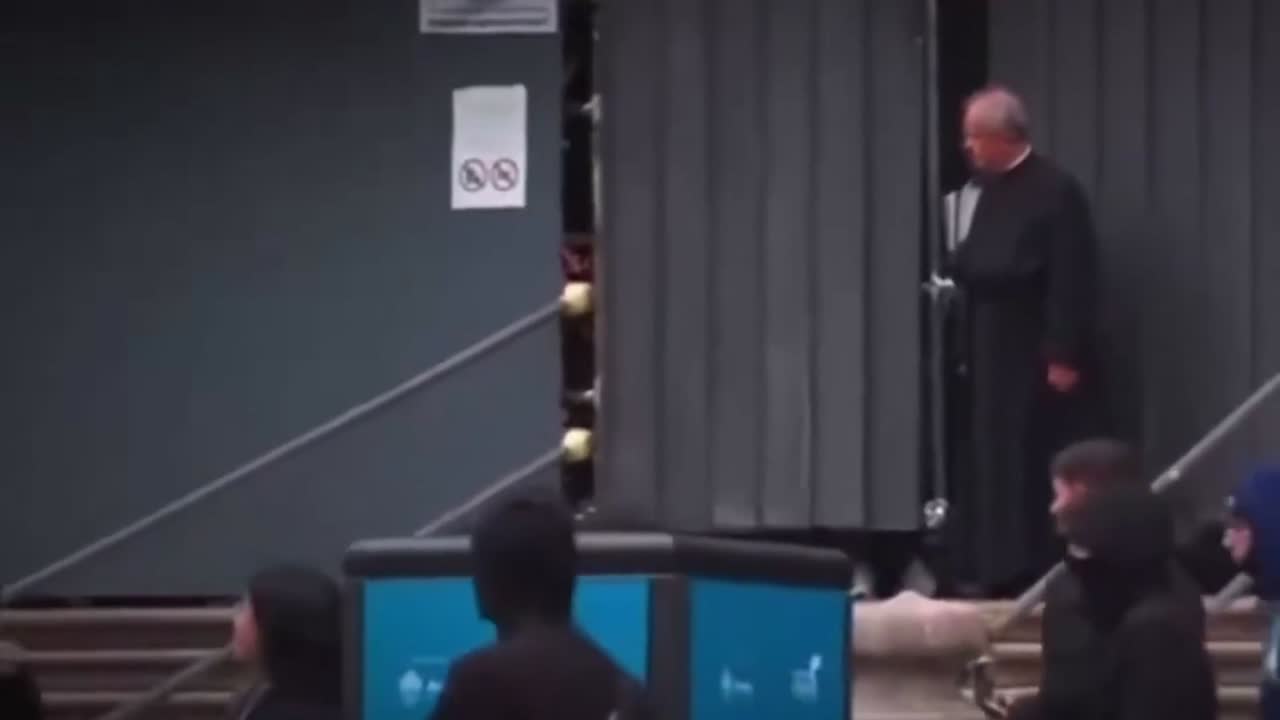 Turistleri kiliseye alan rahip eylemcilere hareket çekti!
