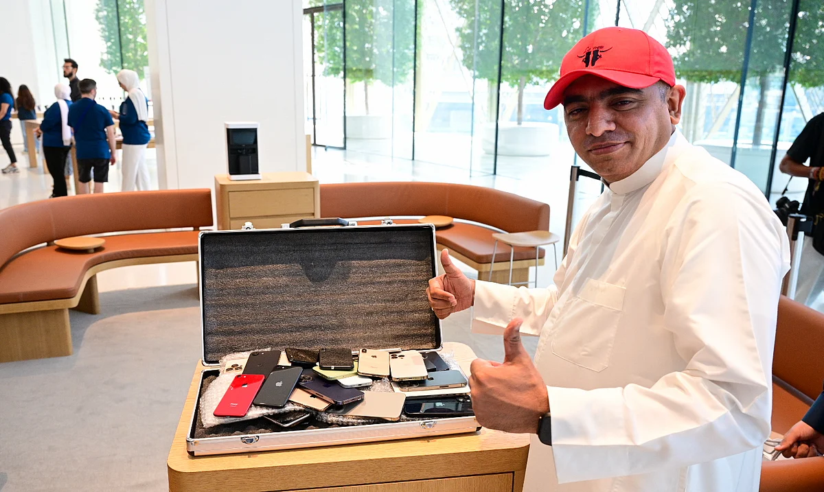 Apple fan brings 53 iPhones to pick up latest Duo in Dubai