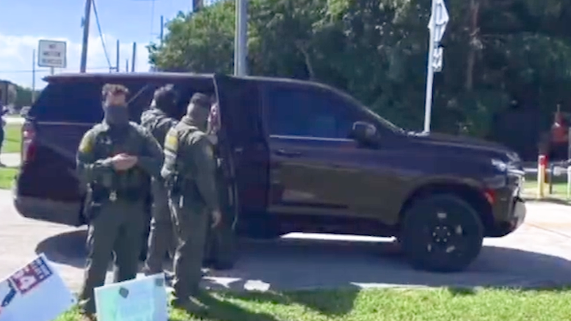 Federal agents seen at 2 Florida voting sites