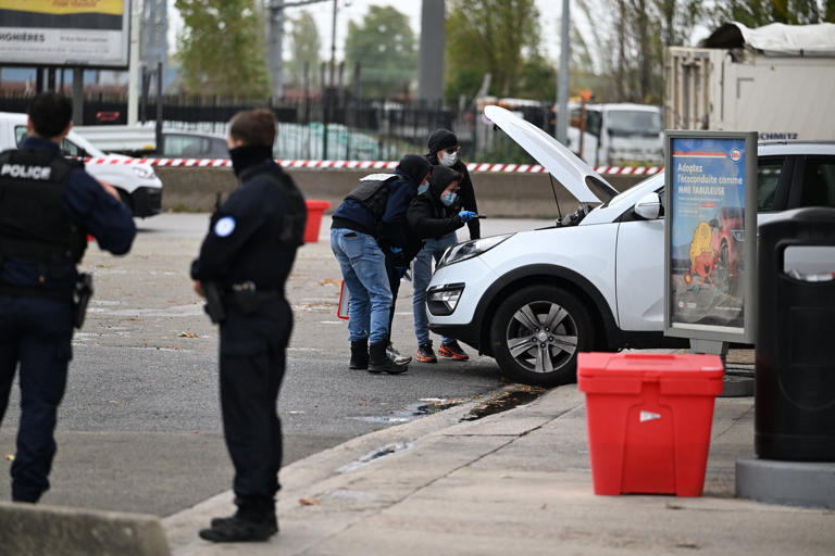 EN DIRECT – Attaque dans les Yvelines : Emmanuel Macron dénonce « un ...