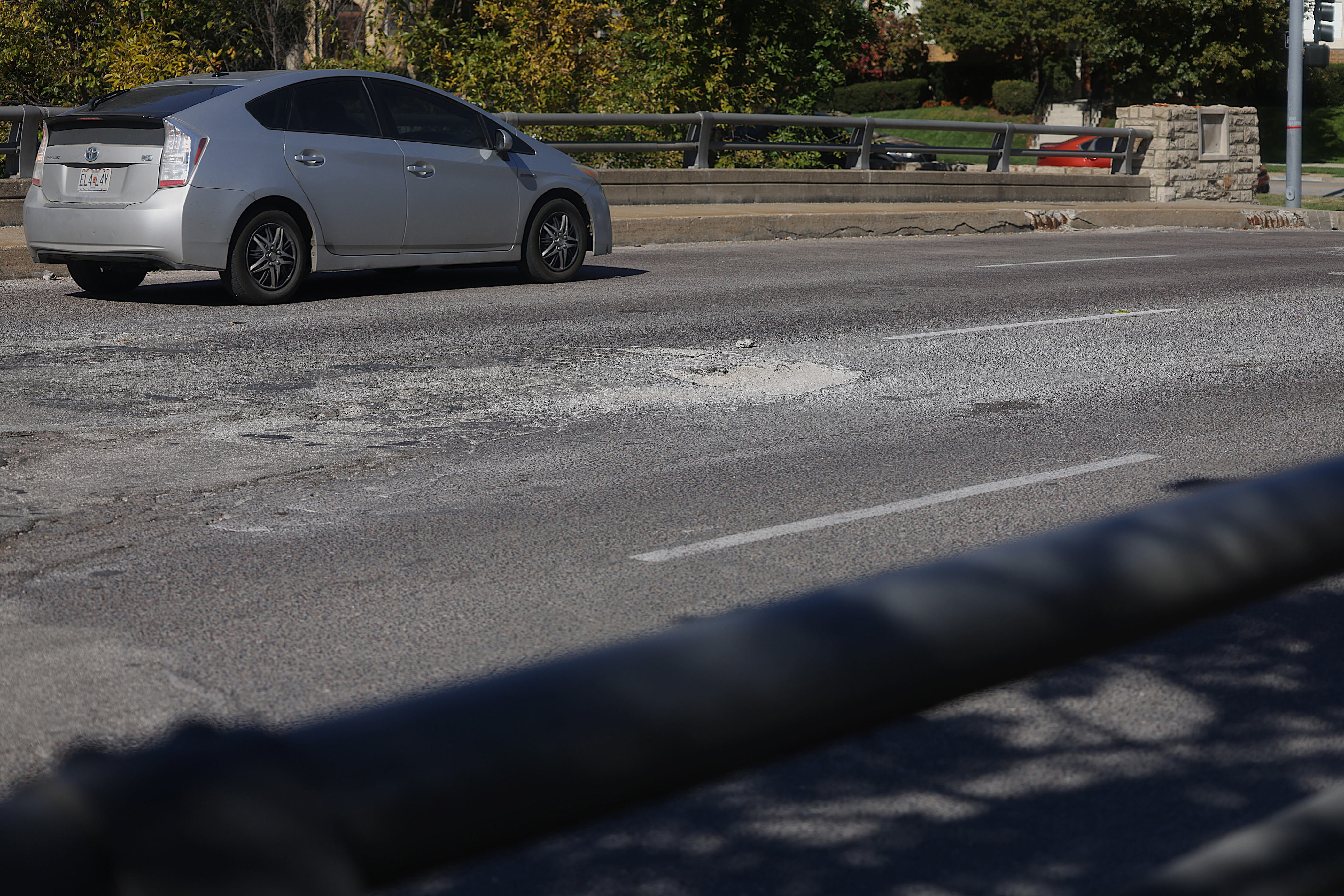 Pothole-damaged bridge near Plaza costs Kansas City drivers thousands