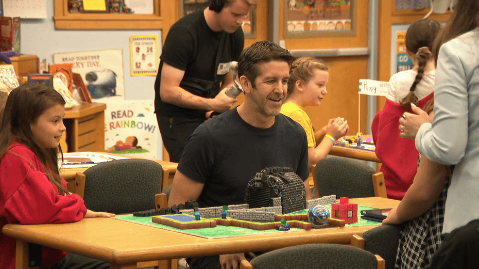 Apple CEO visits Austin elementary school as students code robots