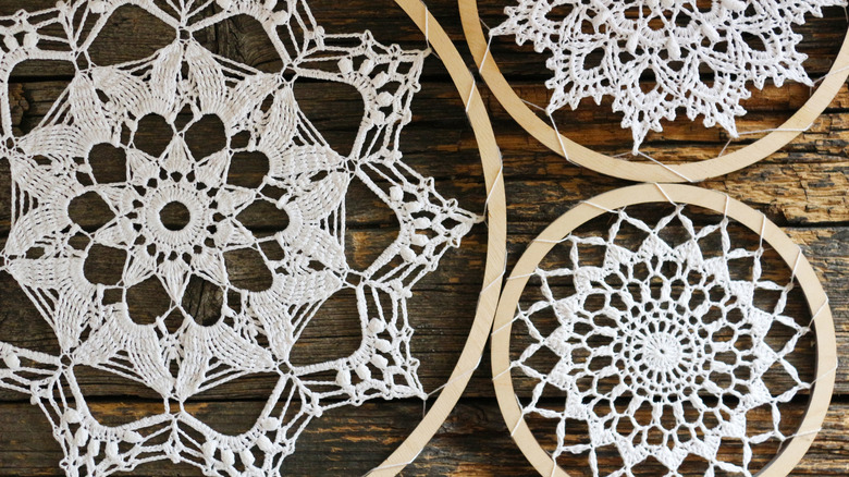 Upcycle vintage doilies into a stunning DIY centerpiece on a thrift ...