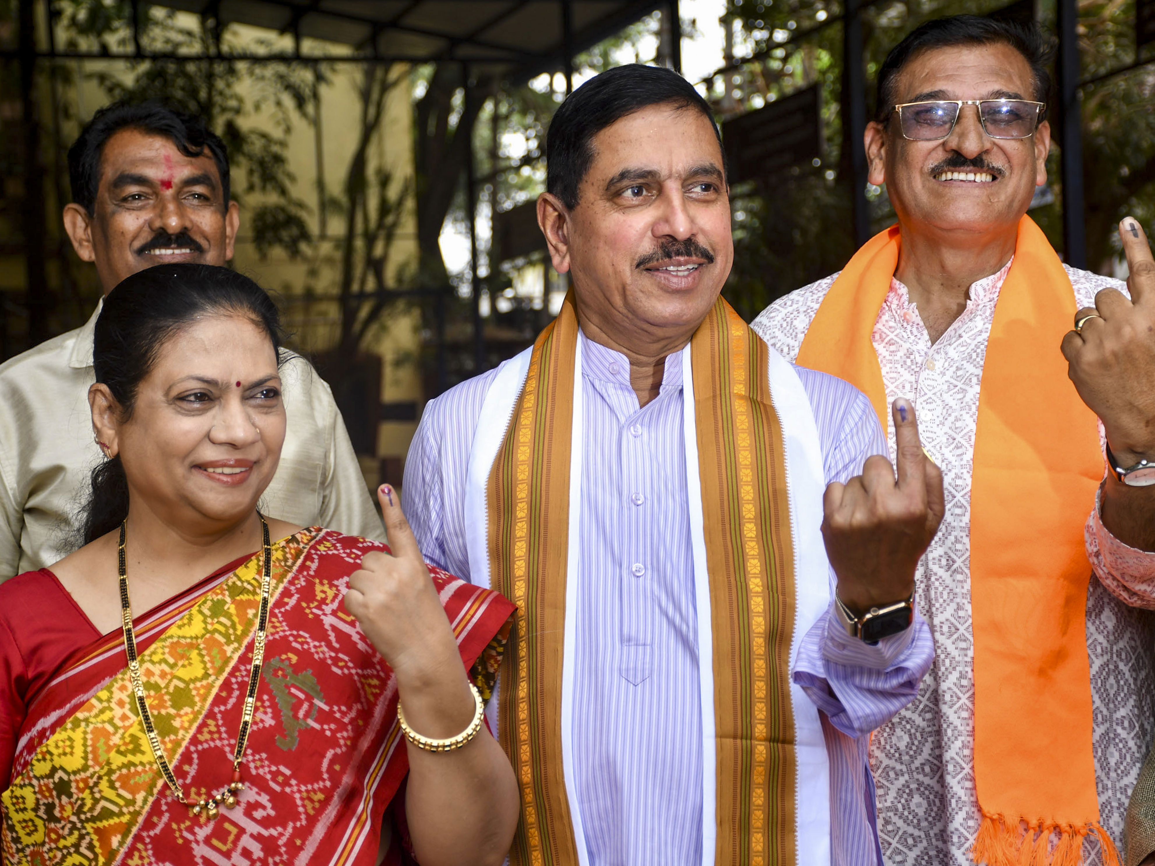 Union min Joshi urges K'taka CM to release Rs 1,680 crore crop ...