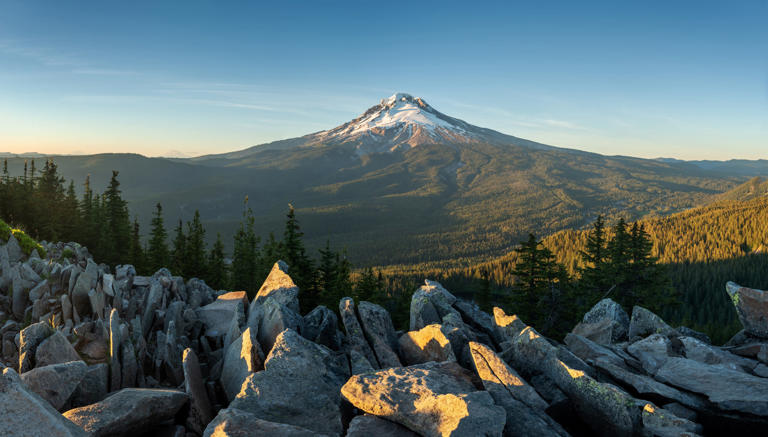 There’s an acidic pond in Mount Hood’s crater and it could trigger a ...