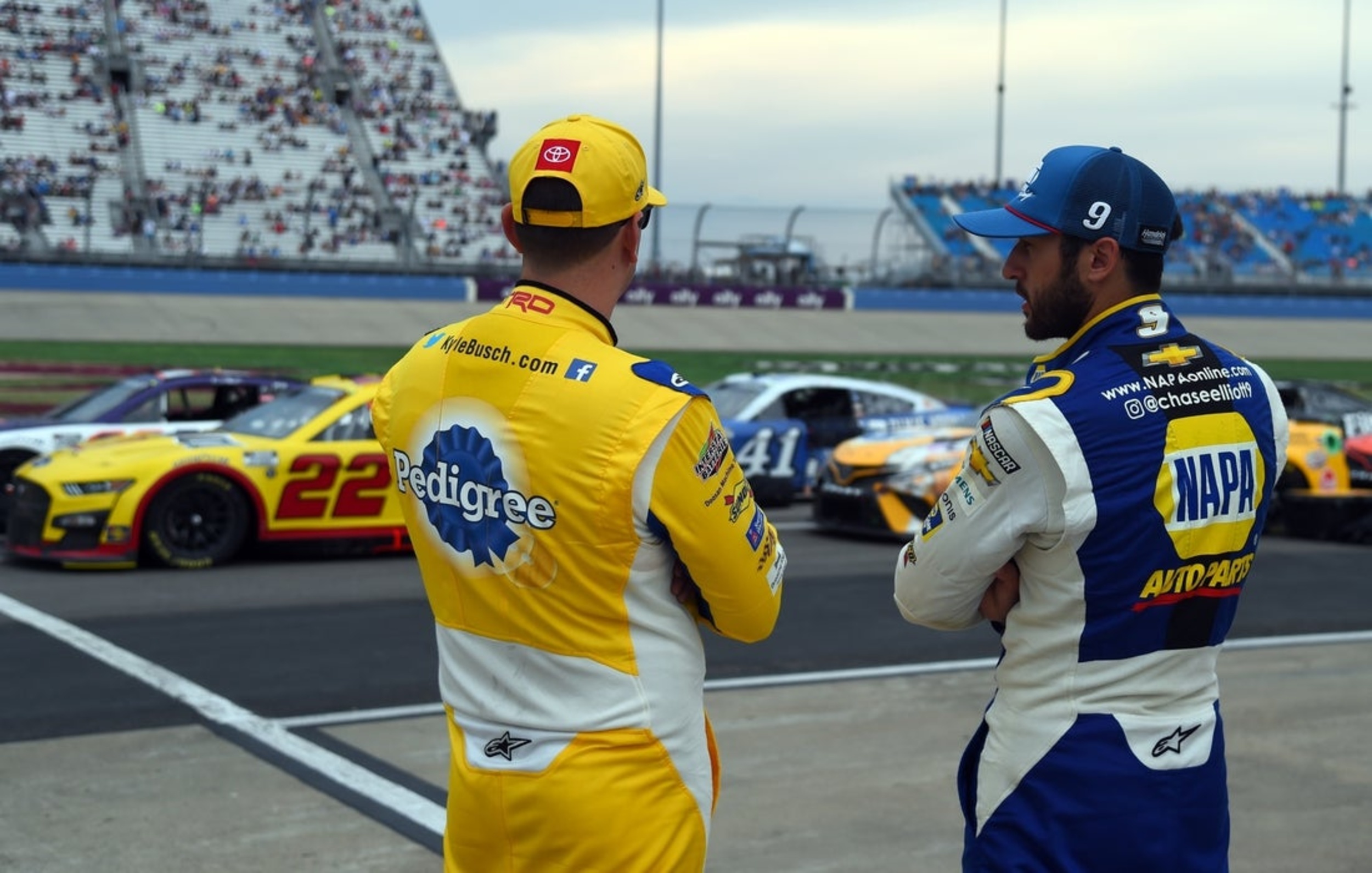 Chase Elliott honors Kyle Busch, opts out of 'most popular' vote