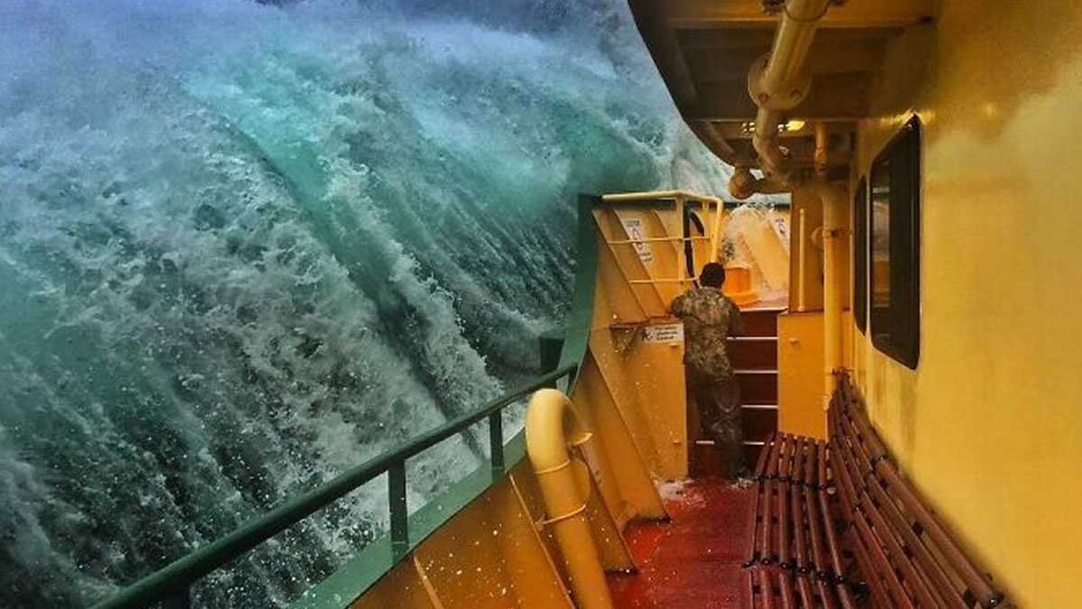 45 intriguing ocean scenes that range from fascinating to eerie