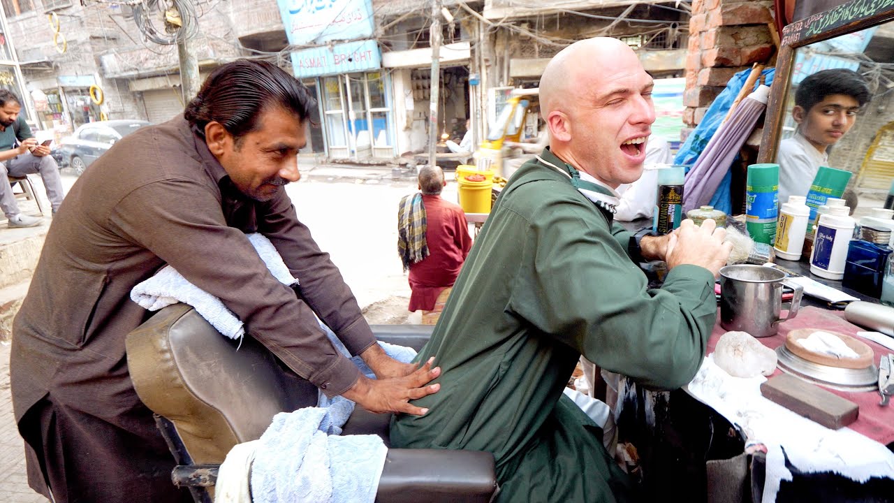 Getting a haircut, shave and massage from a street barber in Lahore!