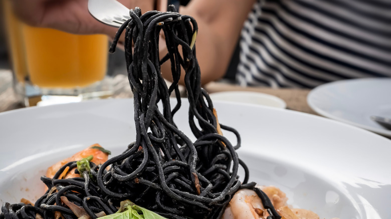 The strange yet delicious squid ink pasta that travelers will mainly ...
